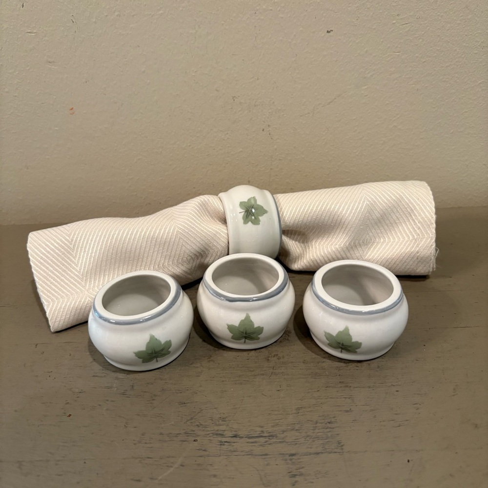 Four VTG Ceramic White And Green Leaf Napkin Rings